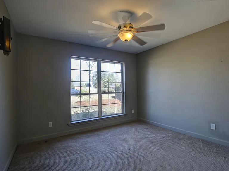 200 Hawthorne Cir — Photo 11
