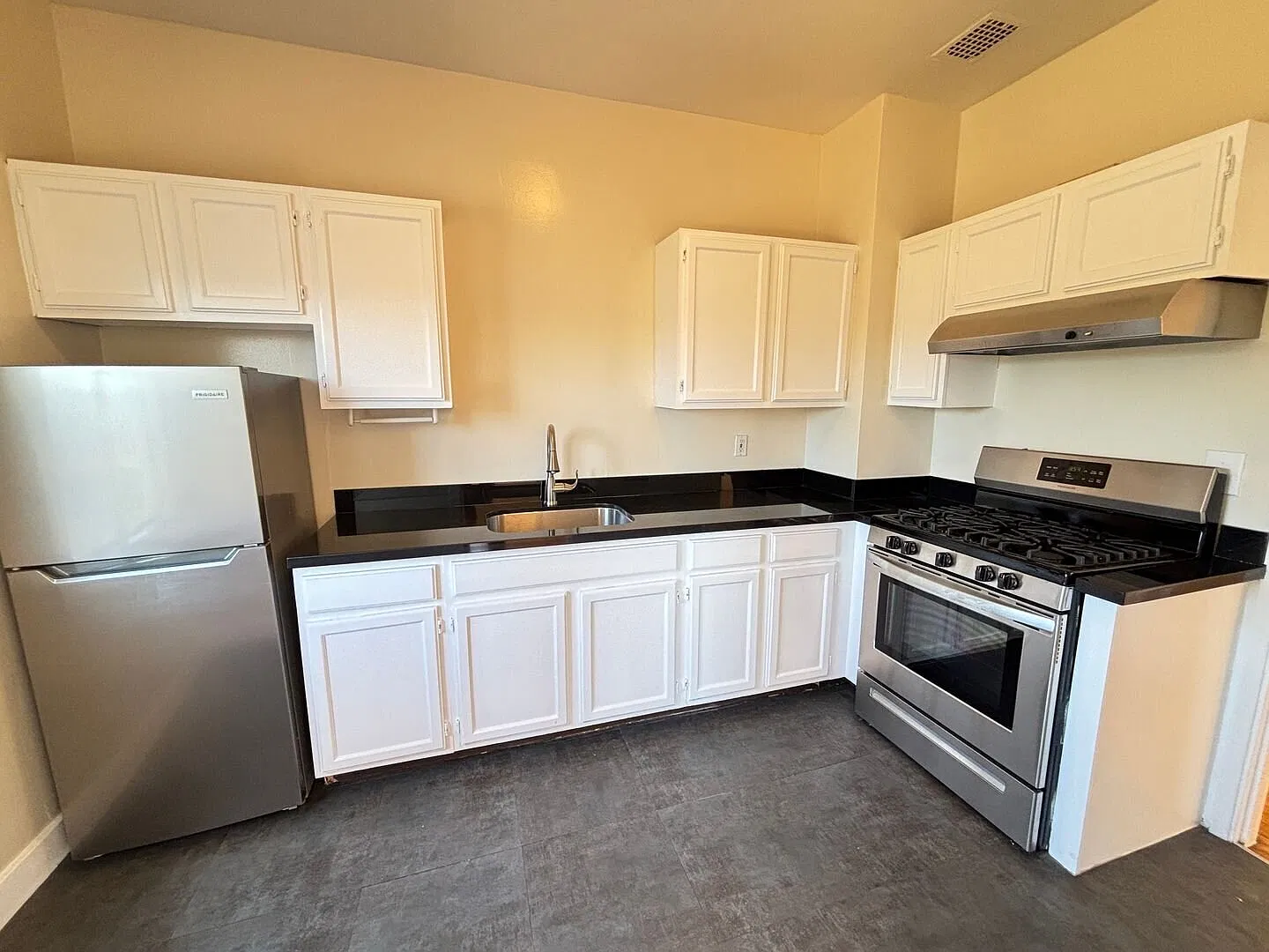 Spacious one bedroom in classic building with views! — Photo 3