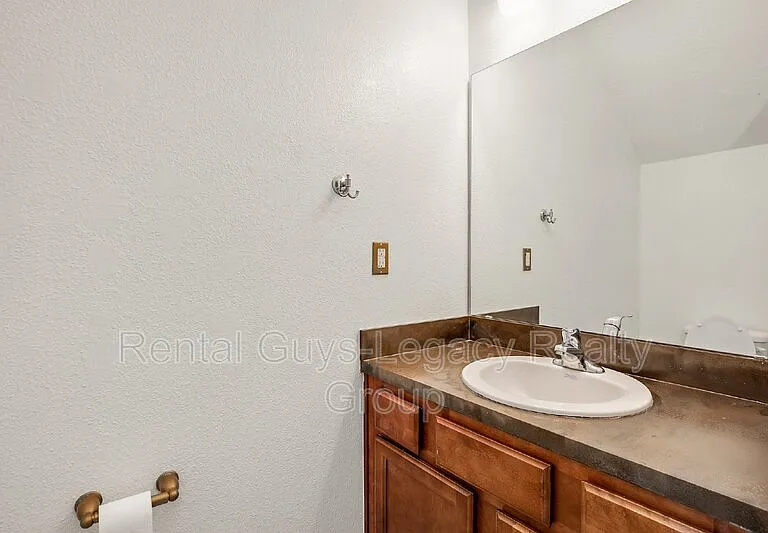 425 Servia Dr — Photo 8