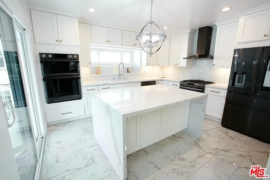 5 bed, 1600 sqft, $5,699 — Photo 4