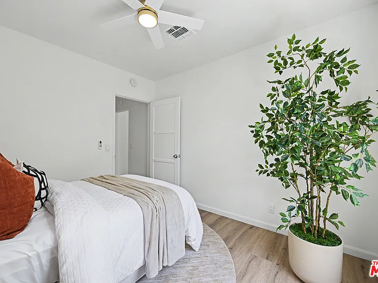 5119 Enfield Ave — Photo 16