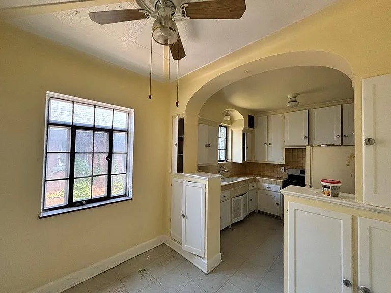 2943 Leslie St — Photo 4
