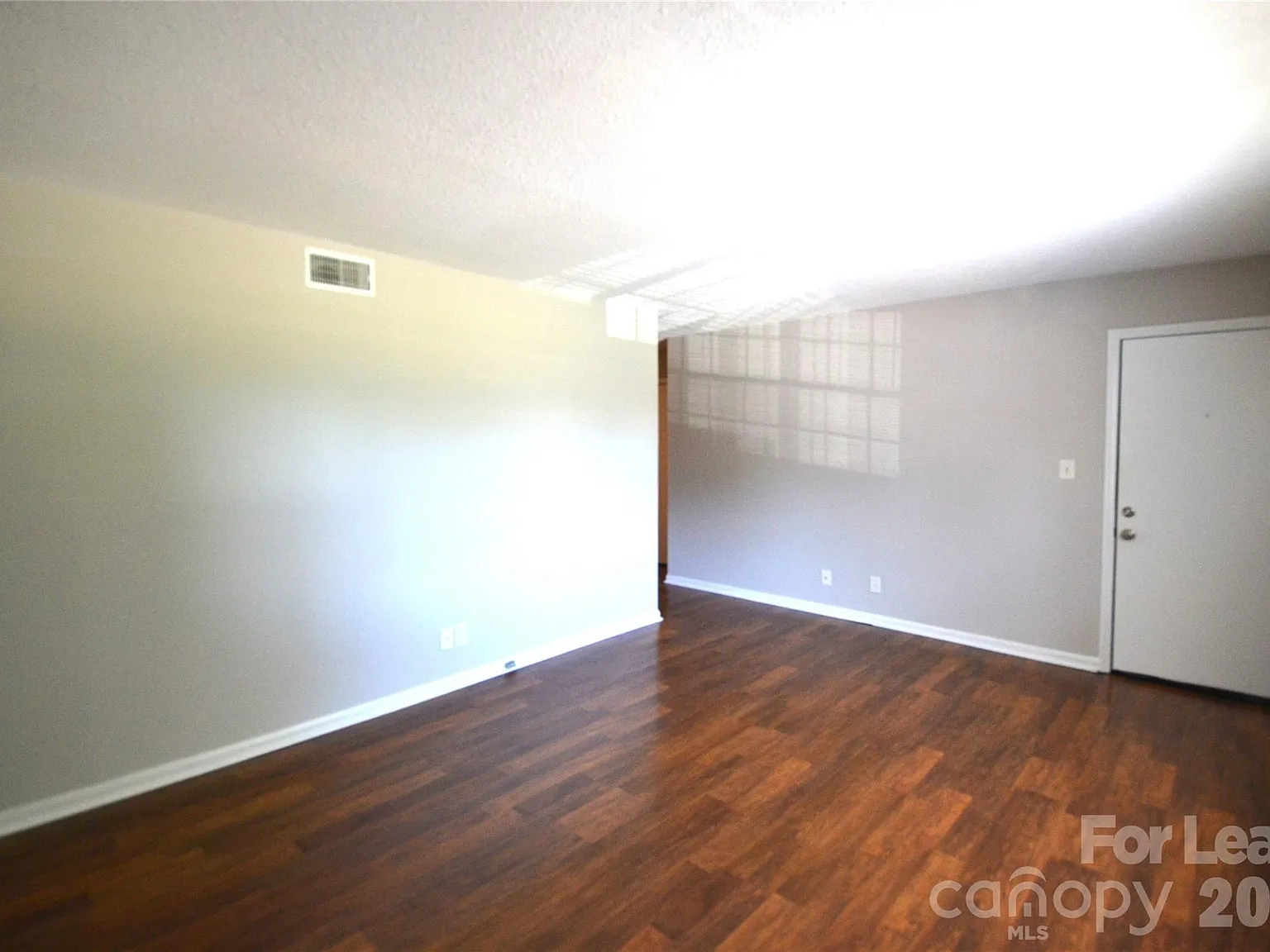 1 bed, 1.0 bath, 686 sqft, $1,050 — Photo 4
