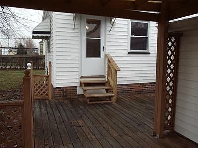 EASY ACCESS TO THE DECK FROM THE KITCHEN AREA.