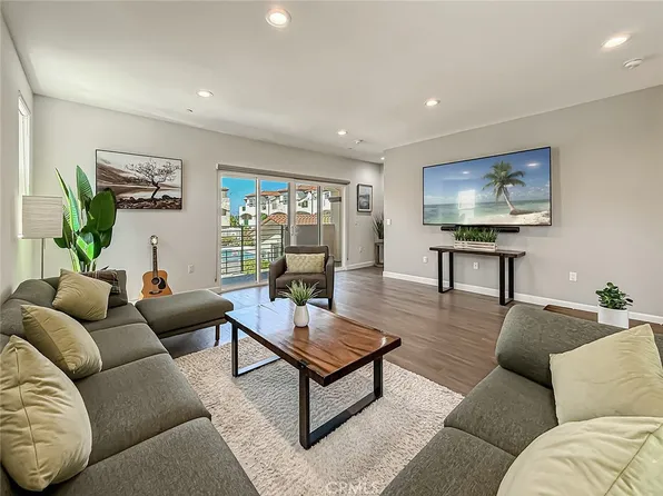 946 Warwick Ave, Thousand Oaks, CA 91360