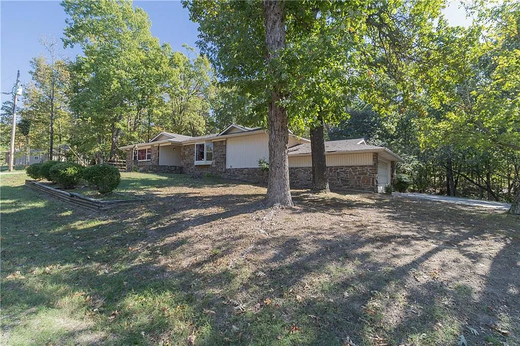 3 bed, 2124 sqft, $2,200 — Photo 1