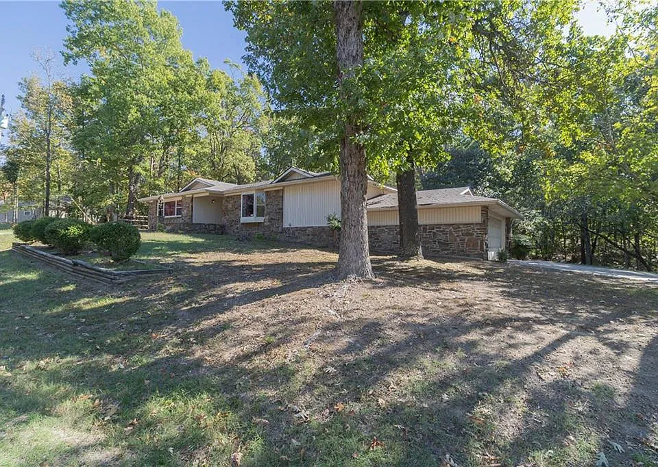 3 Salford Ln