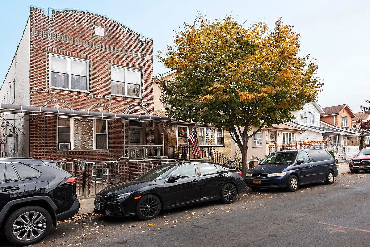 1811 72nd St photo 1