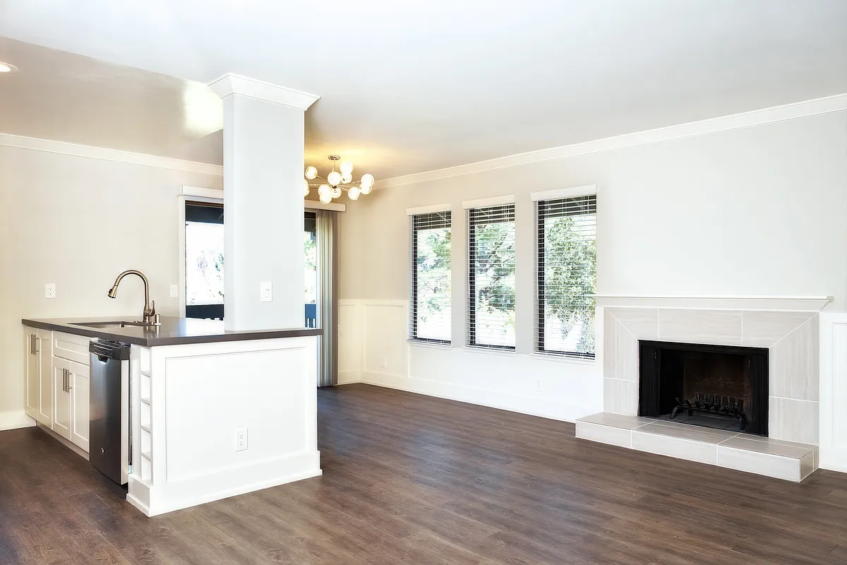 DP 6 living (2) - 1472-78 Pico Ct