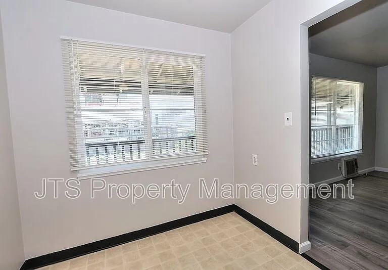 4439 V St #5 — Photo 4
