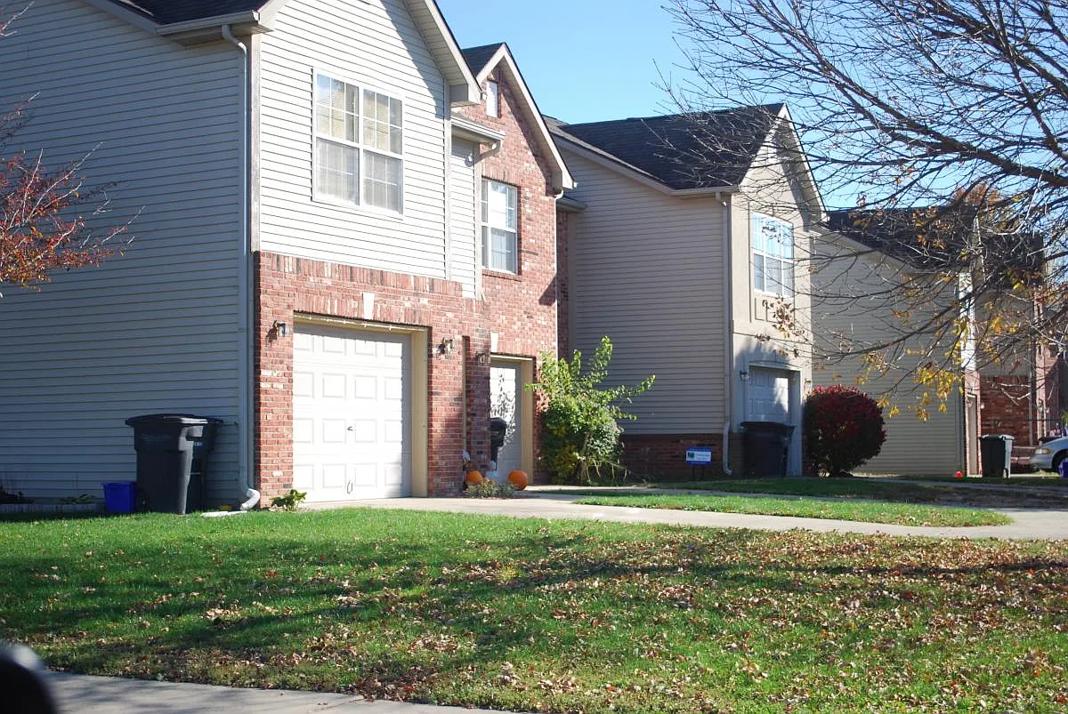 3 bed, 2.5 bath, 1688 sqft, $1,650 — Photo 1