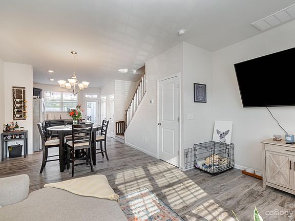3rd image of 709 Henderson Valley Way