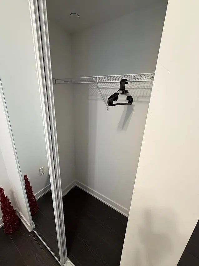 Deluxe Room St Patrick St & Dundas St W — Photo 4