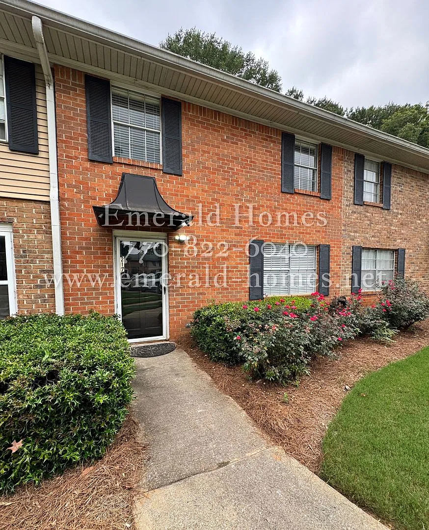 3 bedroom Townhome Gem in the Heart of Lawrenceville, GA — Photo 2