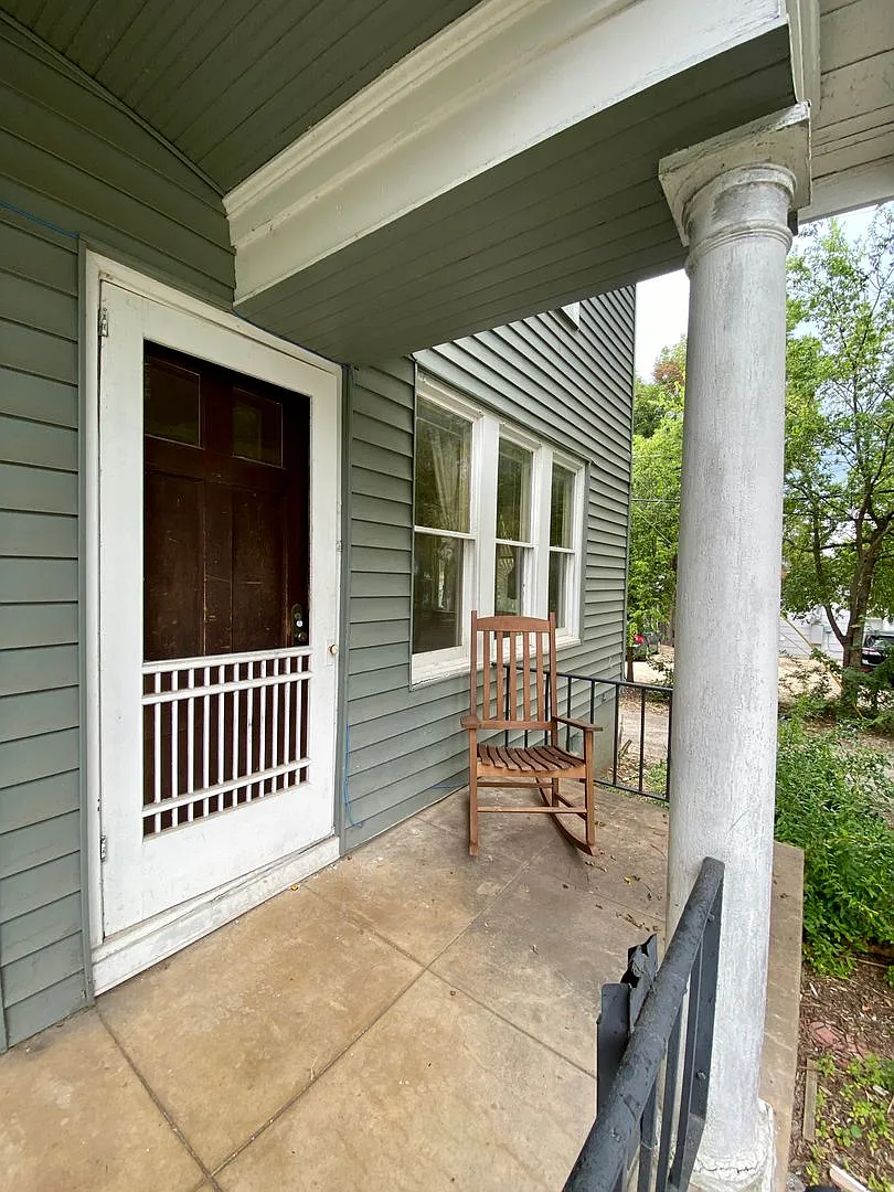 Vintage 1 Bedroom + Study Walking Distant to UT — Photo 3