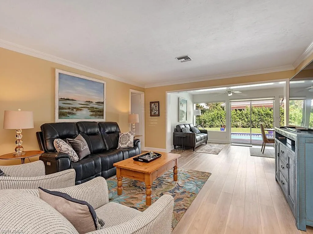 3 bed, 2.0 bath, 2800 sqft, $19,000 — Photo 2