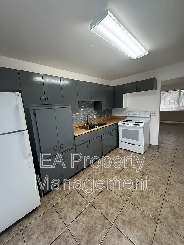 2 bed, 1.0 bath, $1,050 — Photo 1