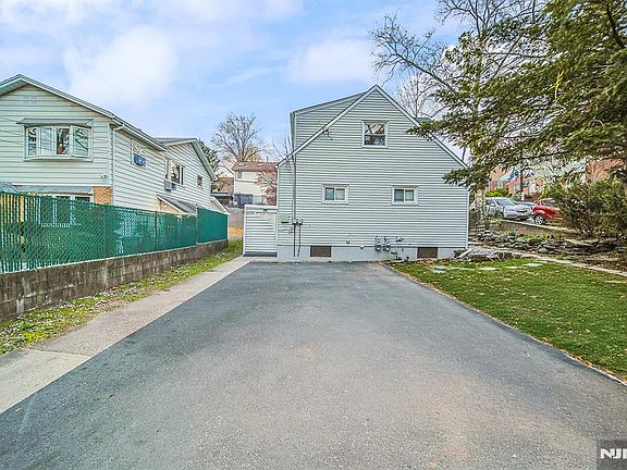 2nd image of 2 Elizabeth St