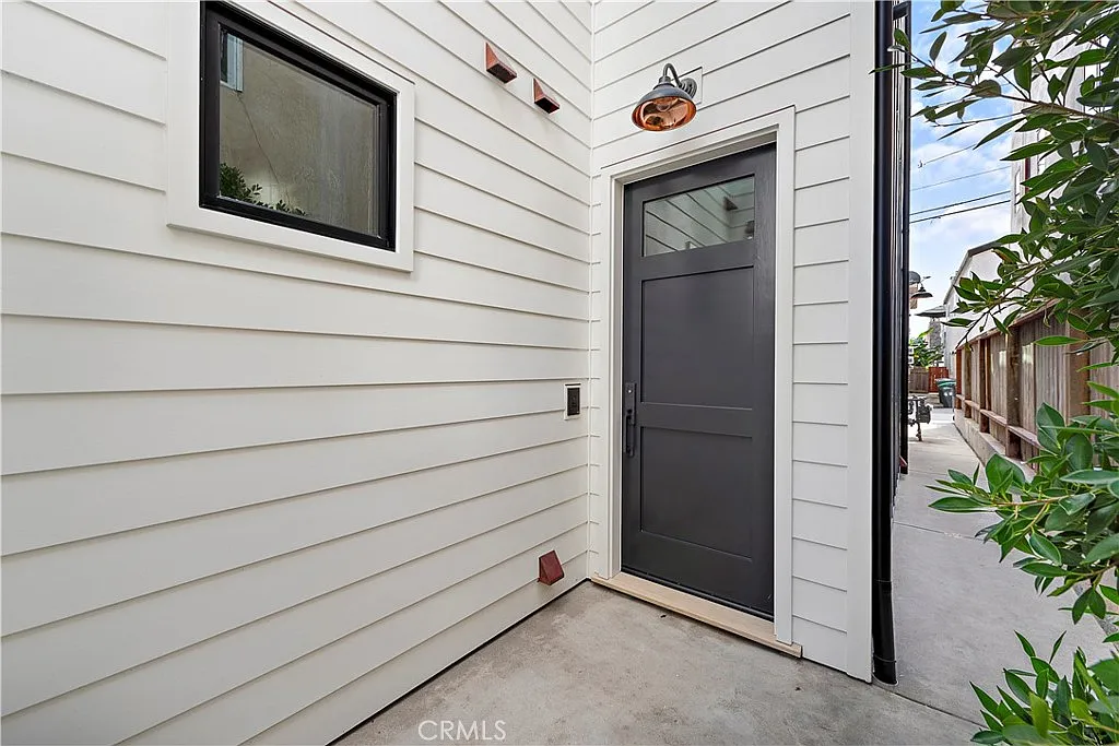 2 bed, 2.5 bath, 1061 sqft, $8,300 — Photo 2