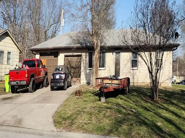 2401 Hillside Dr, Harrisonville, MO 64701