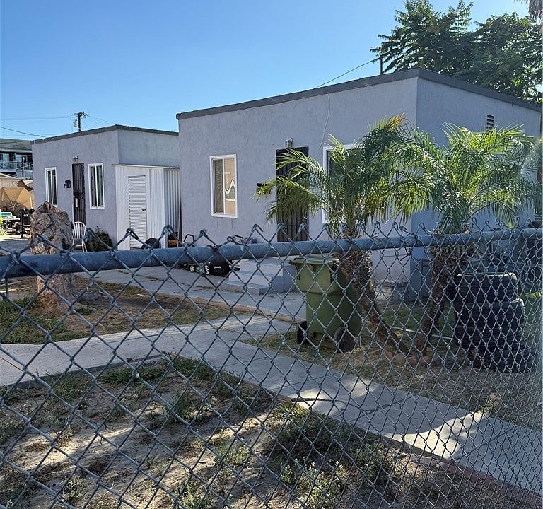1st image of 208 E Poplar St