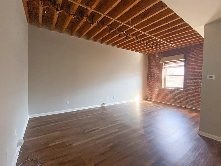 225 Arch St — Photo 11
