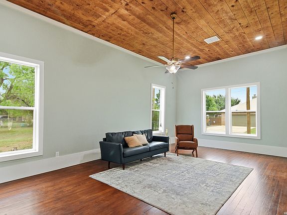 5th image of 309 E Houston Street