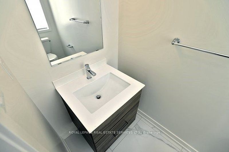 Oakville Townhouse for rent - 4 Bedrooms — photo 9