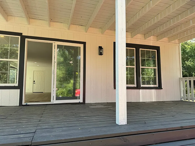 1121 E Texas St — Photo 27