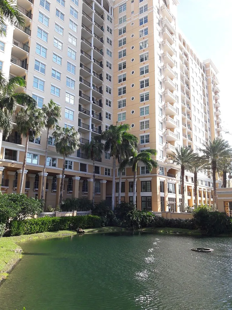 Seasonal or Beautifully remodeled 2/2 condo at The Renassance downtown Sarasota — Photo 2