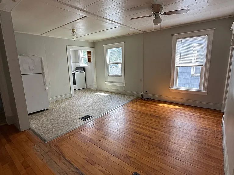 213 1/2 Pleasant St S — Photo 2