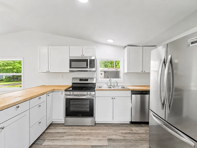 125 Evergreen St — Photo 3