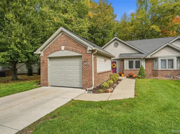 21296 Juniper Ct #73, Farmington, MI 48336