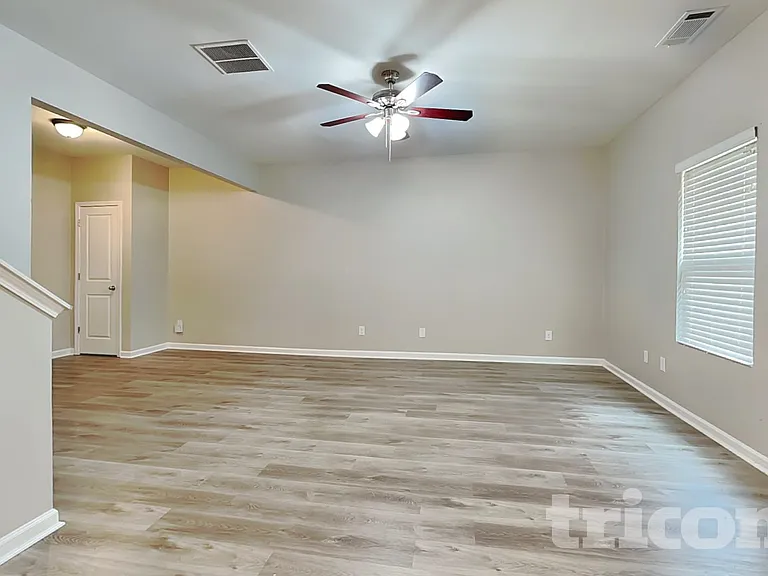1042 Sutherland Dr — Photo 2