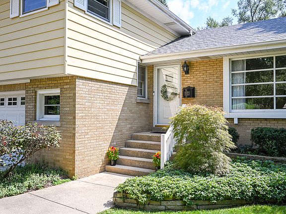 5th image of 218 W Elm St