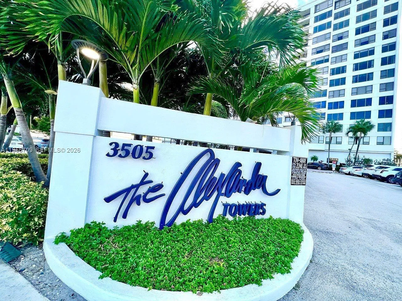 Alexander Towers Condo — Photo 2