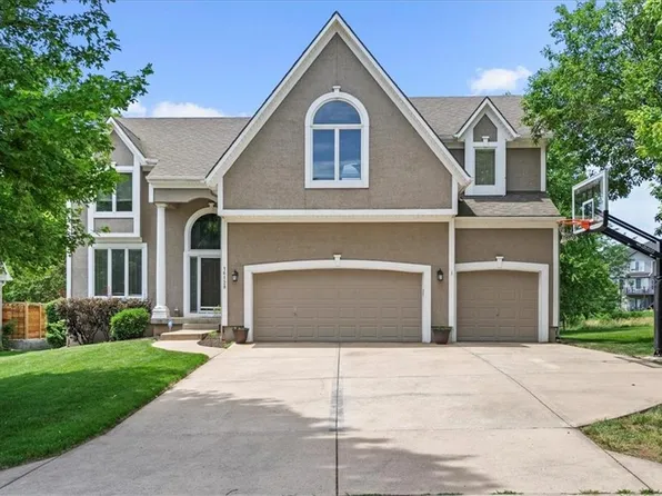 16128 Ash St, Overland Park, KS 66085