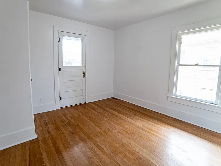 815 W 4th St — Photo 25