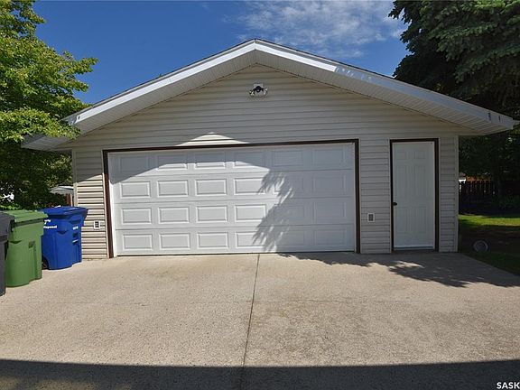 3rd image of 309 Watson CRESCENT