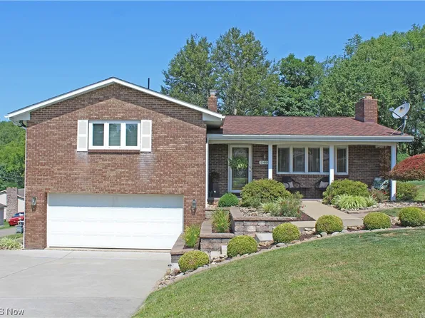 240 Manor Dr, Wellsburg, WV 26070