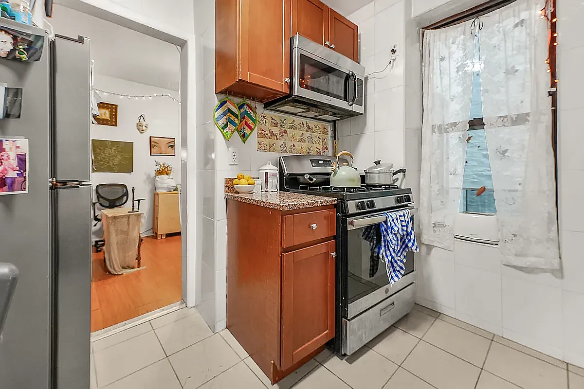 124 Mott Street 23