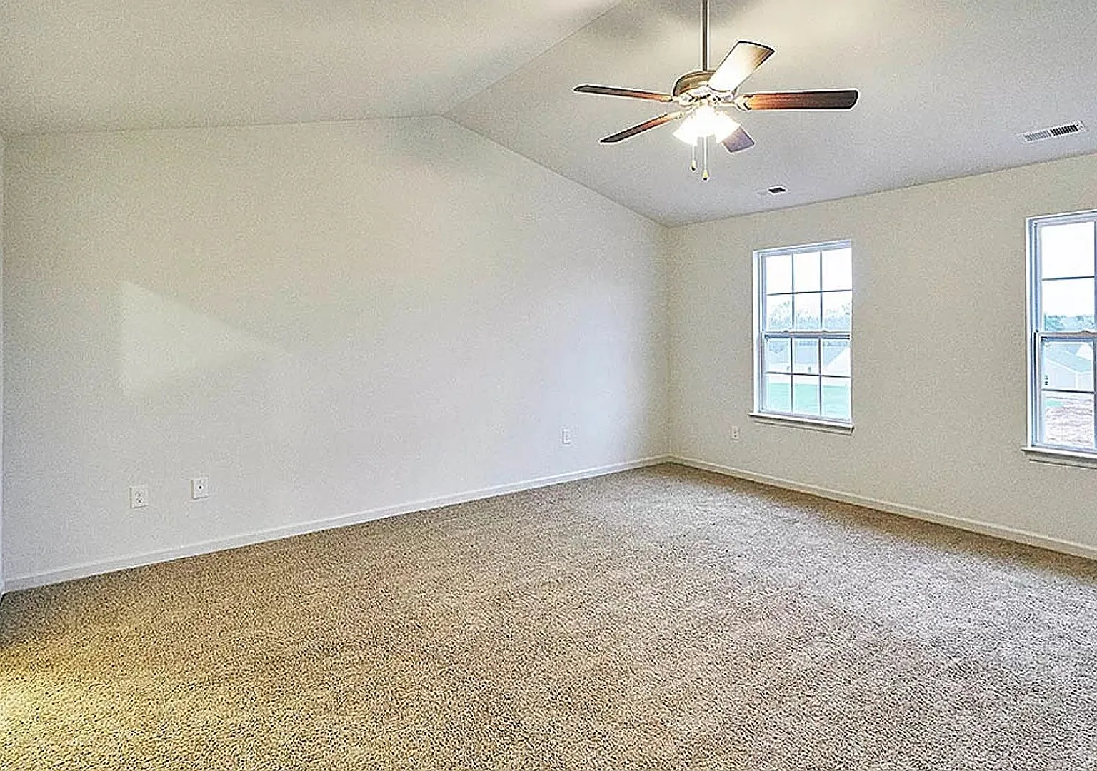 Room in 4 Bedroom Home at Great N White Way — Photo 4