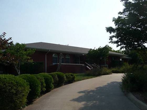 1st image of 913 Hillcrest Dr