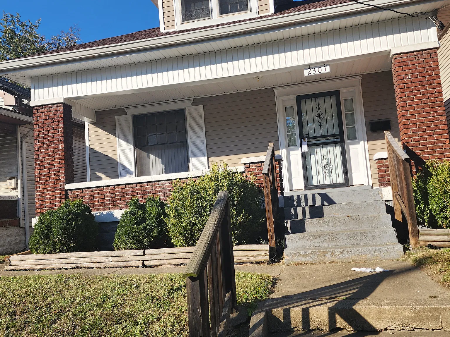 2307 W Oak St — Photo 1