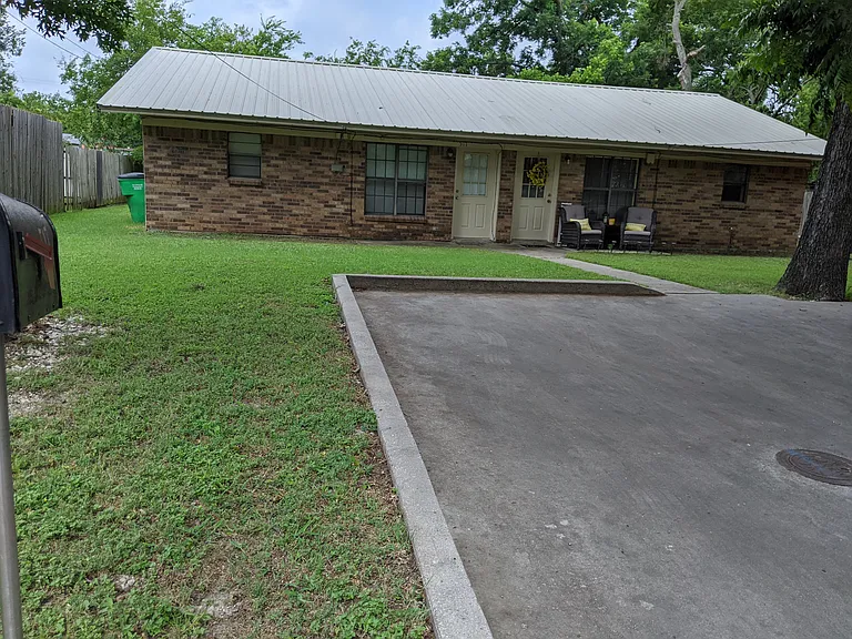 517 N Clements St — Photo 2