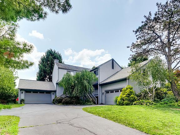 3rd image of 307 Clover Ln