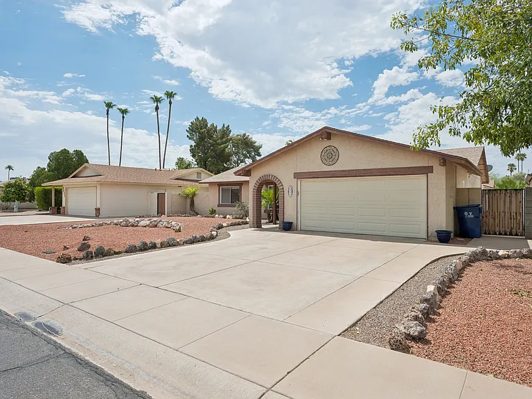 2319 E Loma Vista Dr — Photo 2