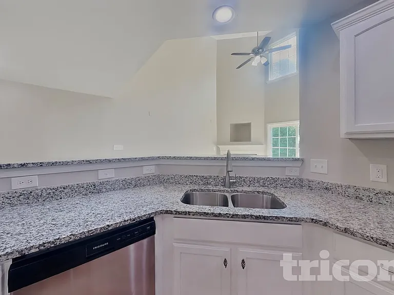 910 Statler Dr — Photo 5