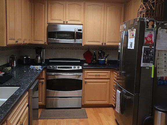 Granite/SS appliances/skylit