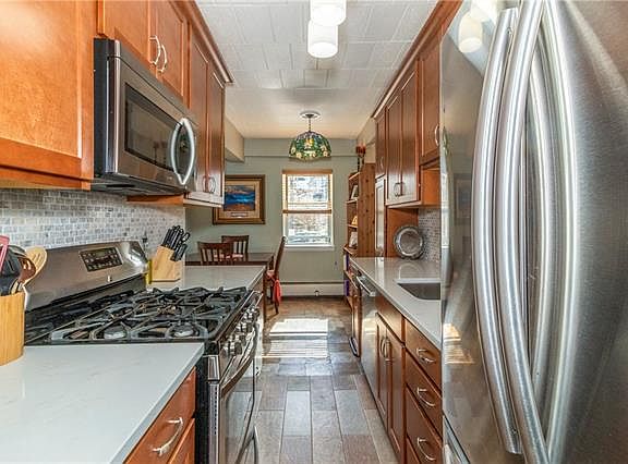 4th image of 38 Fourth Ave APT Lg